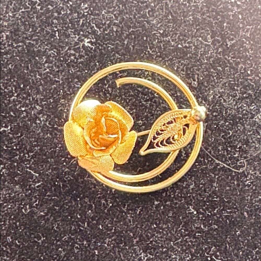 Elegant Gold Floral Brooch